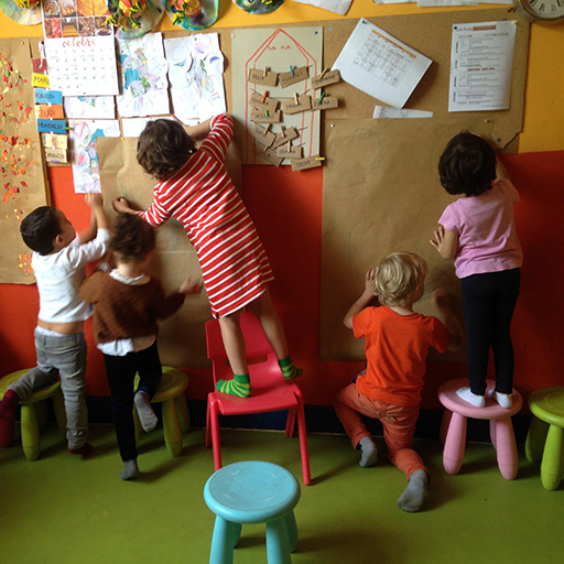 Chaque enfant découvre une langue grâce à des cours ludiques et instructifs.